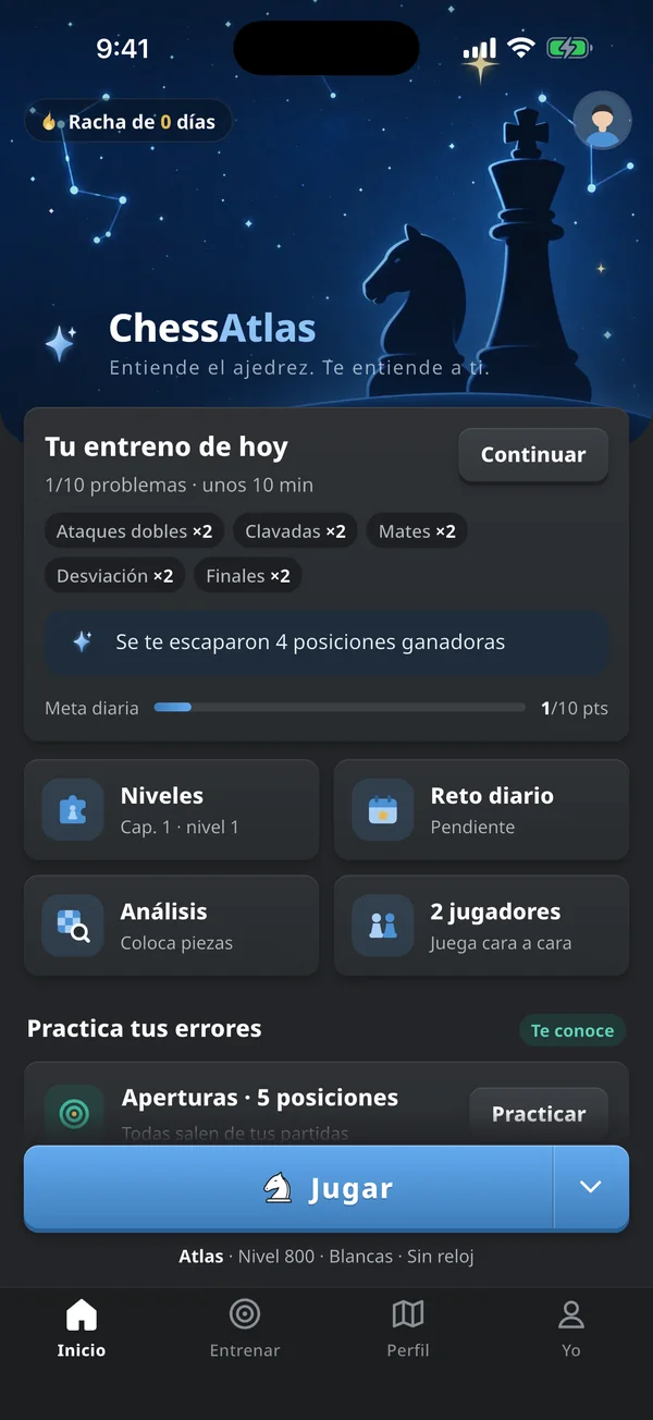 Pantalla de inicio de ChessAtlas: el entrenamiento de hoy, los niveles de problemas, el reto diario y el botón Empezar partida