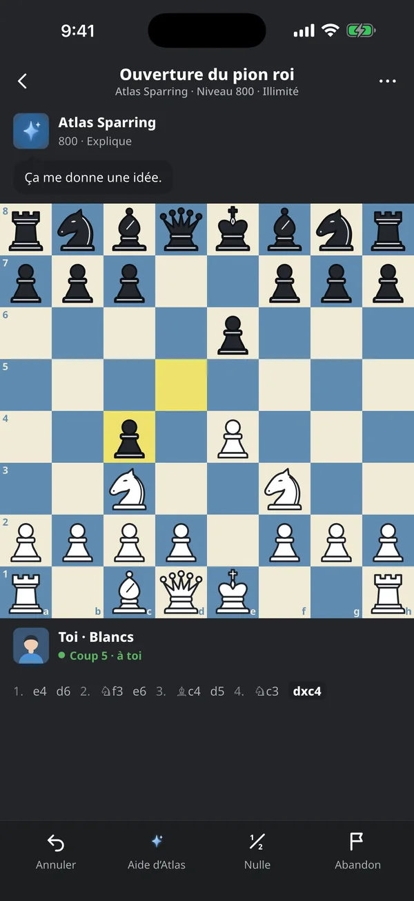 Partie contre l’adversaire informatique Atlas Sparring, avec les commentaires d’Atlas au-dessus de l’échiquier
