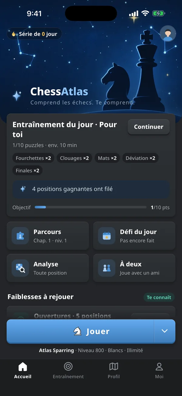 Écran d’accueil de ChessAtlas : entraînement du jour, niveaux de puzzles, défi du jour et bouton Lancer la partie