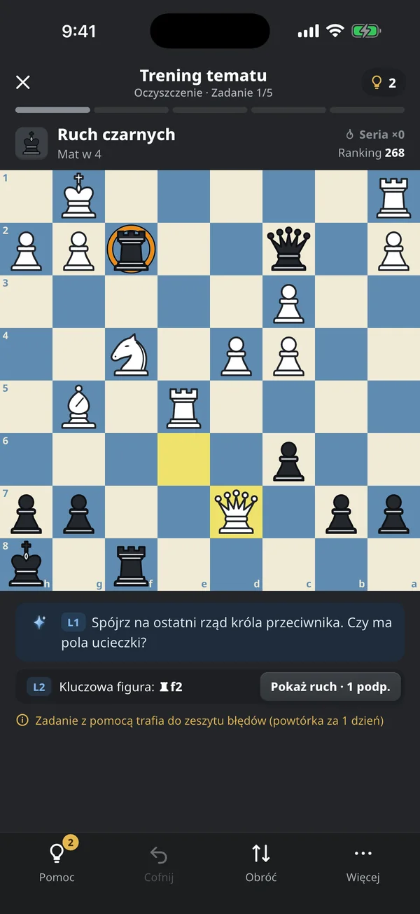 Zadanie z treningu tematów z podpowiedzią Atlasa i zakreśloną na szachownicy kluczową figurą