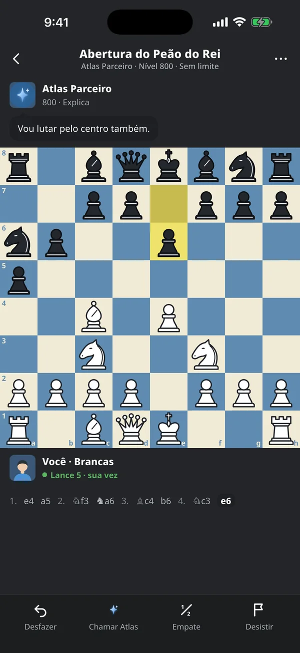 Partida contra o computador, com o adversário Atlas Parceiro e os comentários do Atlas acima do tabuleiro